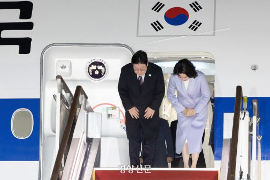 중국 순방을 마친 이재명 대통령과 김혜경 여사가 7일 경기도 성남시 서울공항에 도착하며 인사하고 있다.  김창길 기자