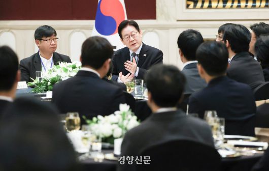 이재명 대통령이 7일 중국 상하이의 호텔에서 열린 청와대출입 기자 오찬간담회에서 취재진 질문에 답하고 있다. 김창길 기자