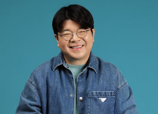 유튜브 <매불쇼> 진행자인 최욱씨가 1일 서울 정동 경향신문사에서 인터뷰를 하고 있다. 그는 “<매불쇼>의 기획부터 후반 작업까지 제작의 전 과정을 직접 챙긴다”고 말했다./ 서성일 선임기자