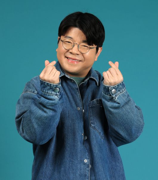 탁월한 입담을 자랑하는 방송인 최욱씨는 자신의 유머 감각은 “아버지로부터 물려받은 것 같다”고 말했다. 어려서부터 남을 웃기는 것이 삶의 목표였던 그는 “학교에 가는 목적도 오직 웃기기 위해서였다”고 말했다. / 서성일 선임기자