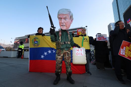 트럼프1년규탄 국제민중공동행동 조직위원회 등 시민사회단체 활동가들이 지난 5일 서울 광화문광장에서 도널드 트럼프 미국 행정부의 베네수엘라 공격을 규탄하고 있다. <21세기 지정학>은 오늘날 서구 중심 세계질서에 대한 통념을 비판하며, ‘미국 없는 세계’가 반드시 혼돈과 붕괴로 귀결되지는 않을 것이라는 가능성을 제시하는 책이다.  정효진 기자 hoho@kyunghyang.com