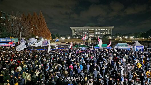 2024년 12월4일 국회가 윤석열 당시 대통령이 선포한 비상계엄 해제 요구 결의안을 가결시키자 시민들이 국회 앞에서 계엄 해제를 요구하고 있다. 이준헌 기자