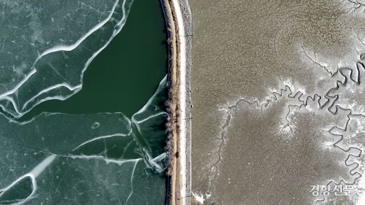 8일 인천 강화군 저수지(왼쪽)와 갯벌이 얼어 있다. 강화 l 문재원 기자