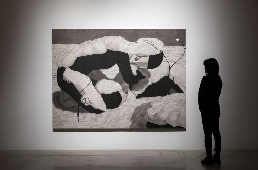 서울 강서구 스페이스K 서울에서 열리고 있는 무나씨의 개인전 ‘우리가 지워지는 계절에’에 전시된 ‘우리가 지워지는 계절에’(2025). 스페이스K 제공