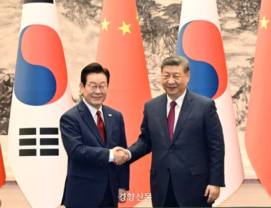 이재명 대통령과 시진핑 중국 국가주석의 5일 중국 베이징 인민대회당에서 정상회담을 연 뒤 악수하고 있다. 김창길 기자