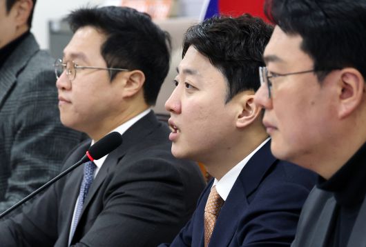 이준석 개혁신당 대표가 12일 국회에서 열린 최고위원회의에서 모두발언을 하고 있다. 연합뉴스