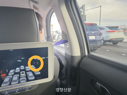 8일(현지시간) 미국 네바다주 라스베이거스에서 시승한 모셔널의 자율주행 ‘로보택시’는 탑승자의 시야에 보이지 않는 보행자들의 위치 또한 감지하고 있다. 오동욱 기자