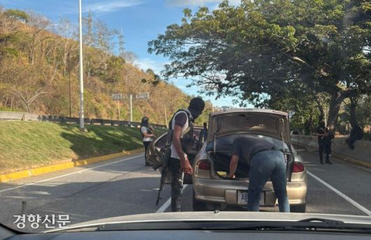 지난 3일(현지시간) 니콜라스 마두로 베네수엘라 대통령이 미 당국에 의해 체포된 이후 베네수엘라 콜렉티보가 차량을 검문하고 있다. 독자 제공