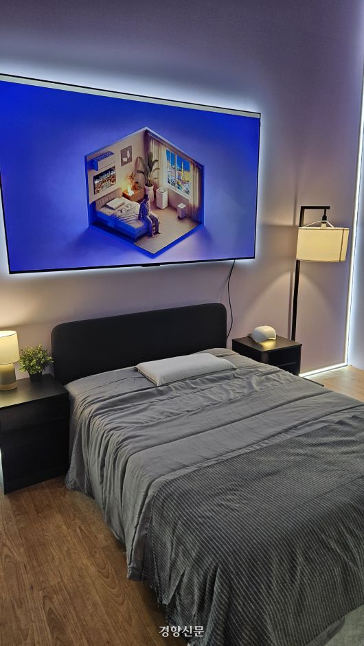 한국 기업 텐마인즈가 선보인 수면 솔루션 ‘AI 슬립봇’. 그냥 베고 자기만 하면 최적의 수면 상태를 유지할 수 있게 도와준다. 최민지 기자