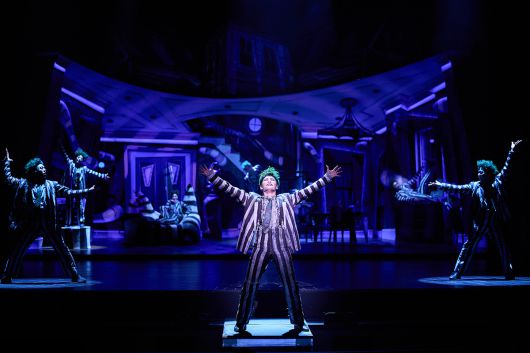 2021년 초연 이후 4년 만에 돌아온 뮤지컬 <비틀쥬스>는 첫 코믹 연기 도전으로 화제가 된 김준수, 초연에도 참여한 베테랑 정성화, 익살스러움이 돋보이는 정원영까지 제각각 매력의 비틀쥬스가 관객들의 호응을 이끌어내고 있다.   CJ ENM 제공