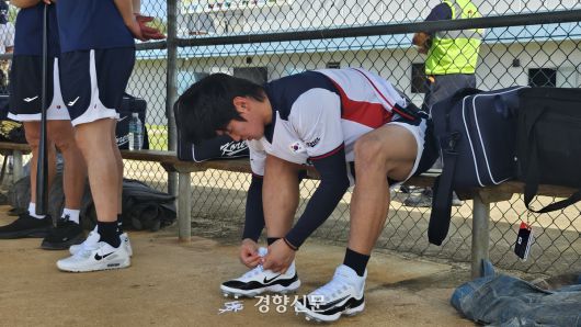 WBC 대표팀 김도영이 지난 10일 사이판 올레아이 구장에서 첫 훈련을 앞두고 신발끈을 묶고 있다. 사이판 | 심진용 기자