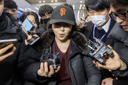 2022년 지방선거 국면에서 더불어민주당 소속이던 강선우 의원에게 ‘공천헌금’ 1억원을 전달한 의혹을 받는 김경 서울시의원이 지난 11일 인천국제공항 1터미널을 통해 입국하고 있다. 연합뉴스