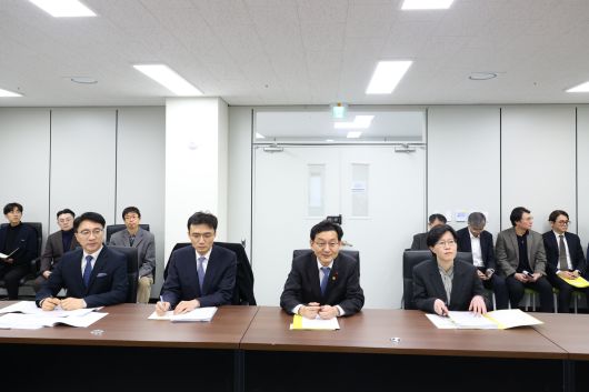 윤창렬 국무조정실장이 12일 정부서울청사 창성별관에서 공소청법안 및 중대범죄수사청법안에 대해 설명하고 있다. 총리실 제공