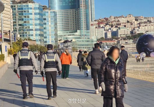 부산경찰청 기동순찰대 소속 경찰관들이 해운대 해수욕장 일대를 순찰하고 있다. 부산경찰청 제공