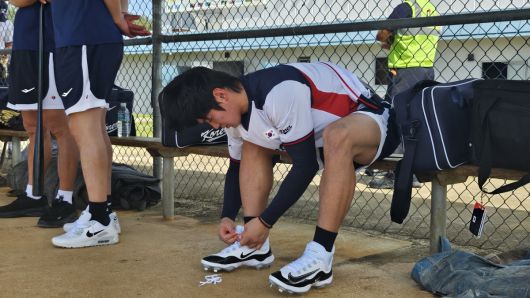 WBC 대표팀 김도영이 지난 10일 사이판 올레아이 구장에서 첫 훈련을 앞두고 신발끈을 묶고 있다. 사이판 | 심진용 기자