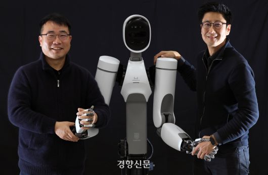 로봇 개발 스타트업 위로보틱스의 김용재 공동대표(오른쪽)와 이광규 연구소장이 지난달 16일 충남 천안시 한국과학기술교육대 연구실에서 휴머노이드 로봇 ‘알렉스’와 포즈를 취하고 있다. 서성일 선임기자