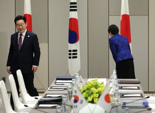 다카이치 사나에 일본 총리가 13일 일본 나라현 나라시에 마련된 한·일 정상회담장에서 이재명 대통령과 악수 후 자리로 향하기 전 국기에 예를 표하고 있다. 연합뉴스