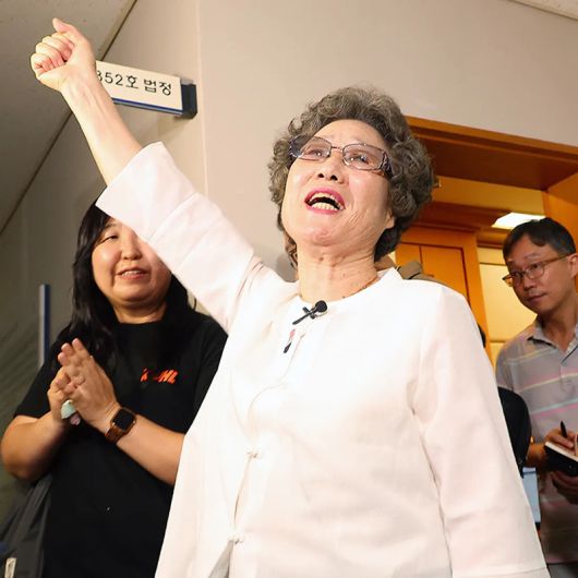 61년 전 자신을 성폭행하려던 남성의 혀를 깨물어 중상해 혐의 유죄 판결을 받았던 최말자씨가 지난해 7월 23일 부산지법에서 열린 재심 첫 공판을 마치고 법정을 나서며 손을 치켜 들며 “이겼습니다”를 외치고 있다. 이날 검찰은 “정당방위가 인정된다”며 무죄를 구형했다. 연합뉴스