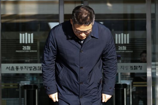 서울동부지검에 파견돼 3개월간 ‘세관 마약수사 은폐 의혹’을 수사한 백해룡 경정이 14일 서울동부지검에서 파견 소회를 밝히기 앞서 인사를 하고 있다. 연합뉴스