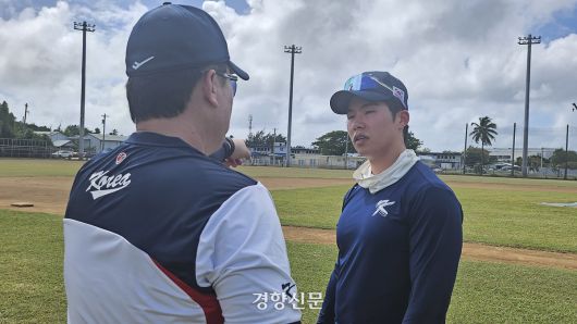 WBC 대표팀 김혜성이 14일 사이판 올레아이 구장에서 수비 훈련 후 이동욱 수비코치에게 피드백을 받고 있다. 사이판 | 심진용 기자