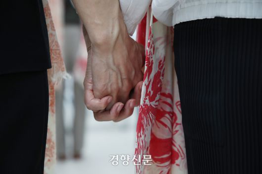 2024년 8월 29일 광주광역시 국가폭력트라우마치유센터에서 열린 5·18 성폭력 피해 증언자 첫번째 모임에서 서지현 전 검사와 피해자가 손을 맞잡고 있다. 정효진 기자