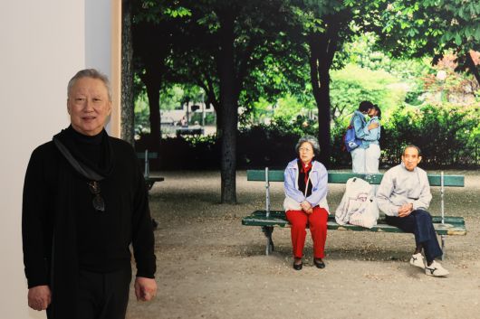 박용만 전 대한상공회의소 회장이 15일 서울 중구 피크닉에서 열린 개인전 ‘휴먼 모먼트’ 전시 기자간담회에서 전시 사진을 소개하고 있다. 연합뉴스