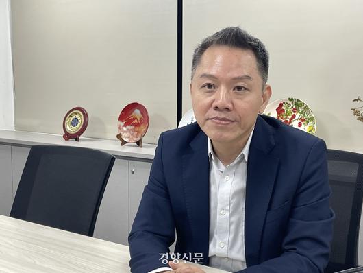 대만 민진당 소속 라이칭더 총통의 외교책사인 궈위렌 중산대 아태연구소장이 지난달 15일 타이베이에서 경향신문과 인터뷰하고 있다. 궈 소장은 “도널드 트럼프 미국 대통령의 대중국 전략은 무역·경제·기술·산업·군사 모든 분야에서 중국의 위협 수준을 낮추려는 것”이라며 “트럼프에 대중국 전략이 없다면 미 국가안보전략(NSS)에서 대만을 그렇게 많이 다루지 않았을 것”이라고 말했다. 타이베이/김유진 기자