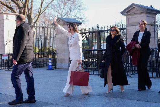 베네수엘라 야당 지도자 마리아 코리나 마차도가 15일(현지시간) 미국 워싱턴 백악관에서 도널드 트럼프 미국 대통령을 만난 후 펜실베이니아 애비뉴에서 지지자들에게 인사하고 있는 가운데 트럼프 대통령의 서명이 새겨진 쇼핑백을 들고 있다. AP연합뉴스