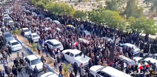 이란 전역에서 반정부 시위로 인한 인명 피해가 급증하고 있는 가운데 11일(현지시간) 테헤란에서 시위 도중 사망한 시민과 보안군을 위한 장례 행렬이 길게 이어지고 있다. 로이터연합뉴스