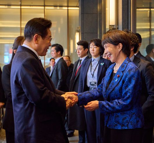 이재명 대통령이 13일 일본 나라현 한·일 정상회담장 앞에서 영접 나온 다카이치 사나에 일본 총리와 악수하고 있다. 연합뉴스