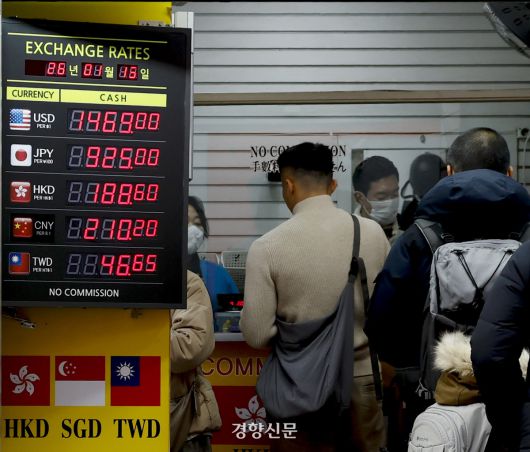 스콧 베선트 미국 재무부 장관이 원화가치 약세를 우려하는 ‘구두 개입’ 메시지를 내자 한때 원·달러 환율이 1470원대에서 1460원대로 떨어지며 10거래일 만에 상승세가 꺾였다. 15일 서울 명동 거리의 환전소에서 외국인 관광객들이 환전을 하고 있다. 문재원 기자