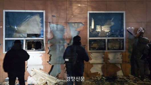 지난해 1월19일 새벽 윤석열 대통령이 구속되자 지지자들이 서울서부지방법원에 침입해 폭동을 부린 가운데 법원 청사가 심하게 파손돼있다. 이준헌 기자