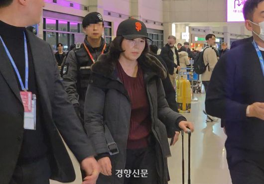 ‘공천헌금 1억 수수 의혹’ 관련 수사를 받는 김경 무소속 서울시의원이 지난 11일 오후 인천국제공항을 통해 귀국하고 있다. 우혜림 기자