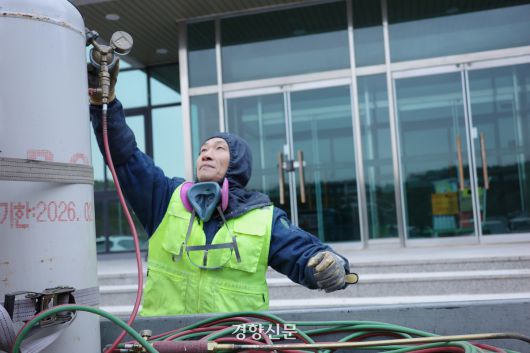 지난 14일 경기 수원시의 한 교회 앞에서 강윤규씨(57)가 작업을 준비하고 있다. 우혜림 기자
