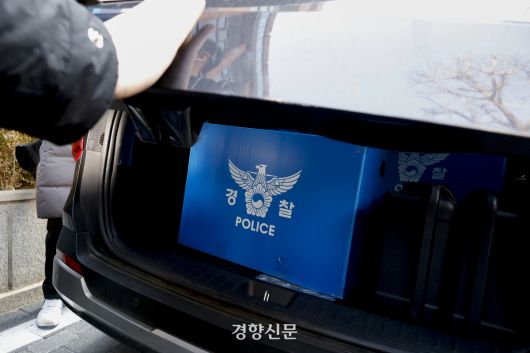 경찰이 지난 1월 14일 김병기 더불어민주당 의원의 서울 동작구 사무실을 압수수색한 후 압수물을 차량에 싣고 있다. 문재원 기자