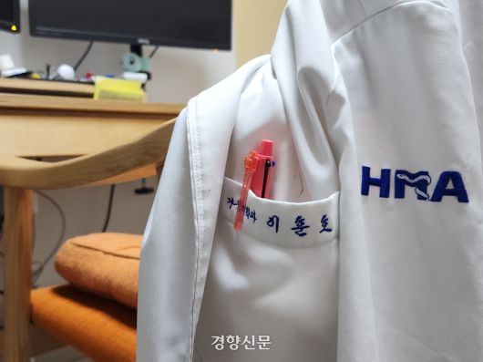 충남 홍성군 홍동면 우리동네의원 진료실 의자에 이훈호 원장의 가운이 걸쳐져 있다. 이재덕 기자
