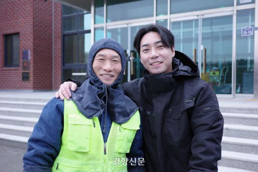 지난 14일 경기 수원시의 한 교회 앞에서 만난 강윤규씨(57·좌)와 그의 아들 전의씨가 웃고 있다. 우혜림 기자