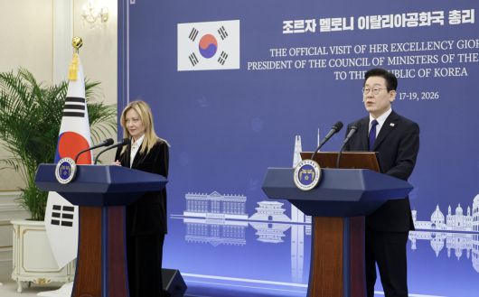 이재명 대통령과 조르자 멜로니 이탈리가 총리가 19일 청와대 본관에서 한-이탈리아 공동언론발표를 하고 있다. 청와대사진기자단