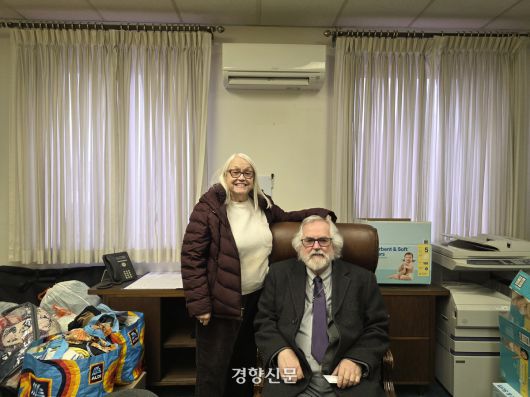 지난 11일(현지시간) 미국 펜실베니아주의 러스트벨트 소도시인 찰로이에 있는 제일연합감리교회의 랜디 오드 목사와 메리 오드 사모가 경향신문과 인터뷰 후 사진을 위해 포즈를 취하고 있다. 이들 옆에는 이민자 가정에게 전달할 기저귀가 쌓여 있다. 찰로이 | 정유진 특파원