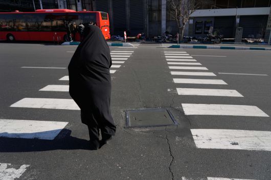 지난 16일(현지시간) 이란 테헤란의 거리를 한 여성이 걷고 있다. AP연합뉴스