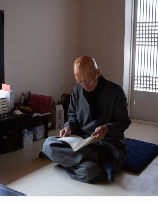 법정스님이 책을 보고 있는 모습.  덕조스님 제공