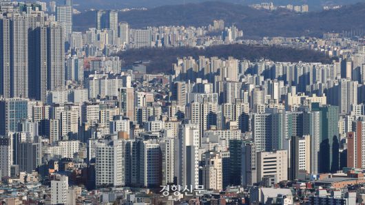 이달 1일 서울 중구 남산타워에서 바라본 서울 시내 아파트 단지의 모습. 정효진 기자