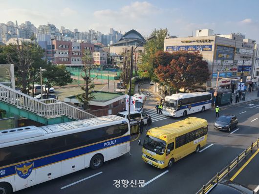 극우성향 단체 ‘위안부법폐지국민행동’이 소녀상 철거 집회를 열겠다고 밝힌 지난해 10월29일 경찰이 소녀상이 설치된 서울 성동구의 한 고등학교 정문 앞에 차벽을 세우고 경계근무를 하고 있다. 김태욱 기자