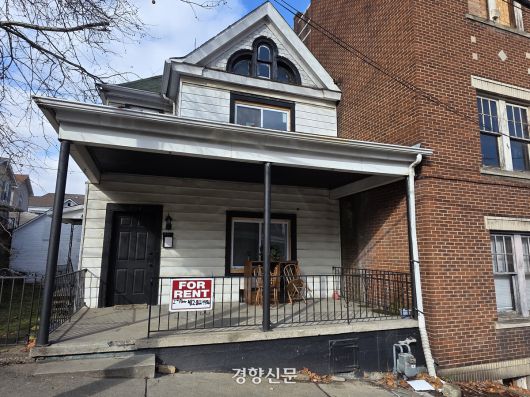 미국 펜실베니아주 러스트벨트 소도시의 찰로이 주택가에는 ‘임대중’이라는 팻말이 붙은 빈 집들이 많이 눈에 띈다. 지난해 이곳을 떠나는 아이티 이민자들이 늘어나면서 빈 집은 빠르게 늘어나고 있다. 찰로이 | 정유진 특파원