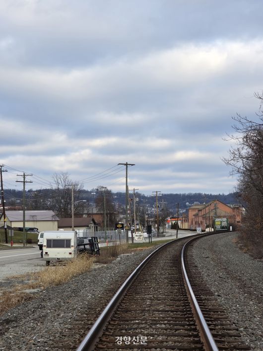 지난 10일(현지시간) 미국 펜실베니아주의 러스트벨트 소도시인 찰로이의 풍경. 도시를 가로지르는 이 철도로 아직도 석탄을 실어나르는 열차가 지나다닌다. 찰로이 | 정유진 특파원