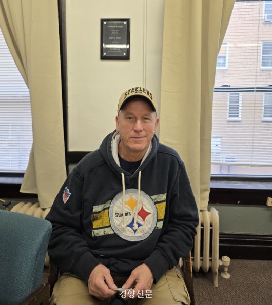 지난 12일(현지시간) 미국 펜실베니아주의 러스트벨트 소도시인 찰로이의 조 매닝 행정책임자가 경향신문과 인터뷰를 하고 있다. 찰로이 | 정유진 특파원