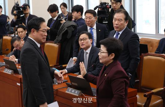 19일 국회 재정경제기획위원회 전체회의가 정회되자 임이자 재경위원장과 야당 간사인 박수영 국민의힘 의원, 여당 간사인 정태호 더불어민주당 의원이 회의장을 나서고 있다. 권도현 기자