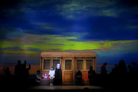 <센과 치히로의 행방불명>에서 센(치히로)이 기차를 타고 유바바의 쌍둥이 언니 제니바의 집으로 향하는 장면. 원작에서 사랑받는 장면 중 하나인 이 여정도 서정적인 연출로 무대화됐다.    TOHO Theatrical Dept. 제공