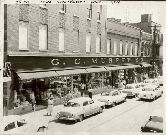 1950년대 미국 펜실베니아주 찰로이의 풍경. 과거 유리·석탄산업으로 호황을 누렸던 이 도시는 한때 ‘매직 시티’라는 별명으로 불렸다.