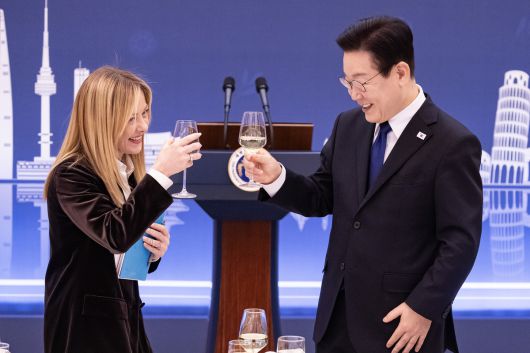 이재명 대통령과 조르자 멜로니 이탈리가 총리가 19일 청와대 본관에서 열린 공식 오찬에서 건배를 하고 있다. 청와대사진기자단